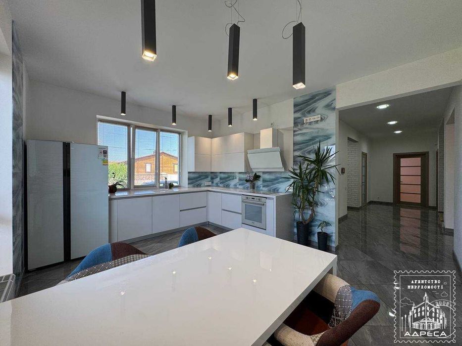 Добротний цегляний будинок в передмісті Рівного (село Бармаки)