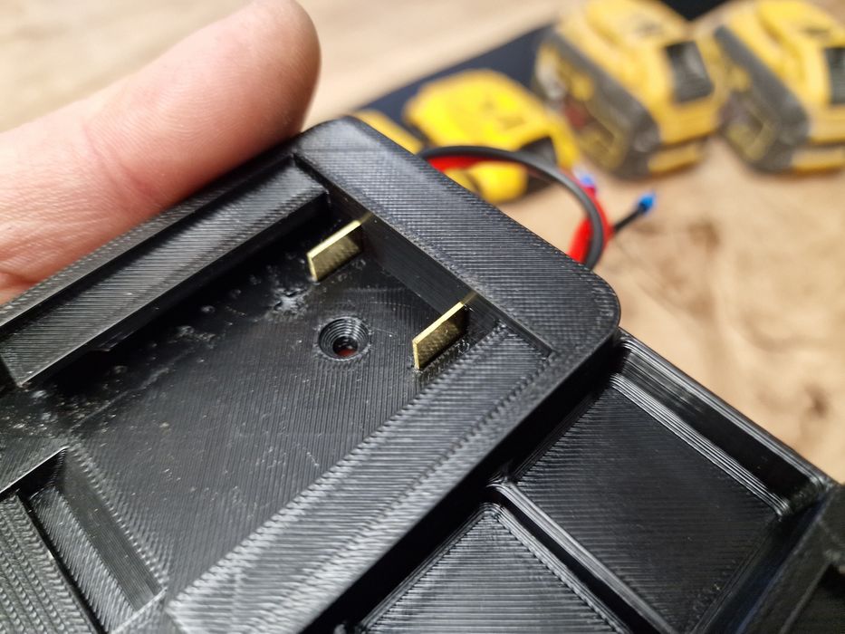 Adapter Dewalt na 3 akumulatory