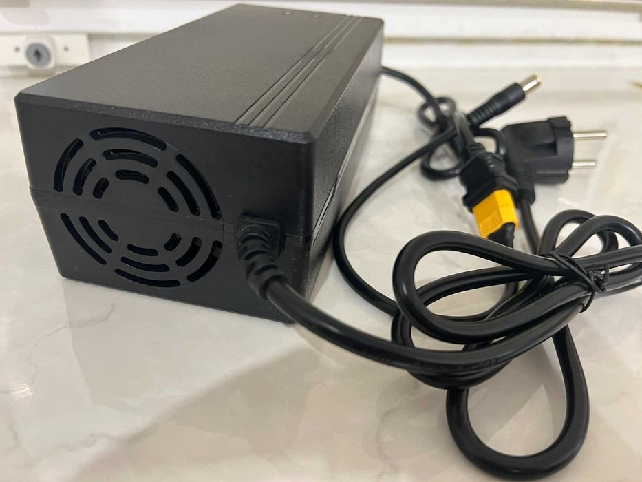 Зарядне до BLUETTI T200S  блок живлення 25.2V/8A зарядка EB 70