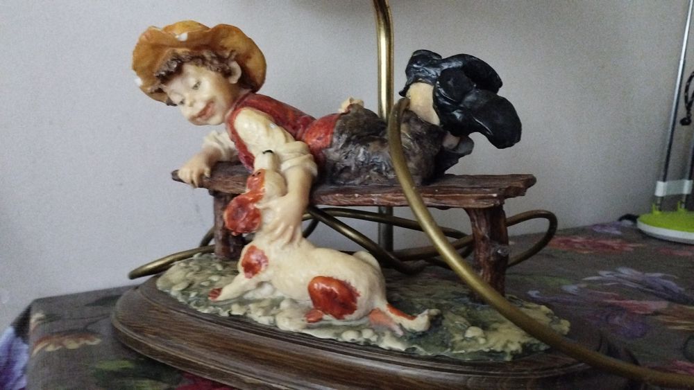 Lampka nocna Capodimonte oryginalna chłopiec na ławce z psem abażur