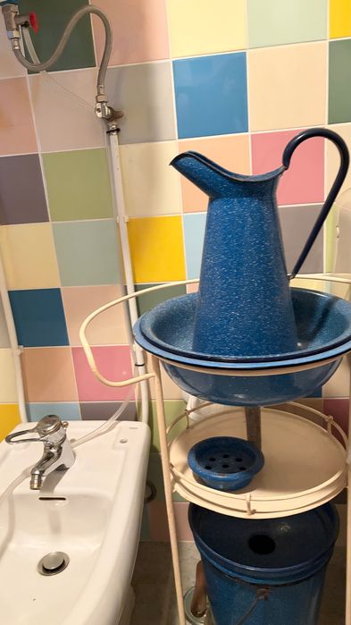conjunto vintage de jarro e bacia em esmalte azul salpicado