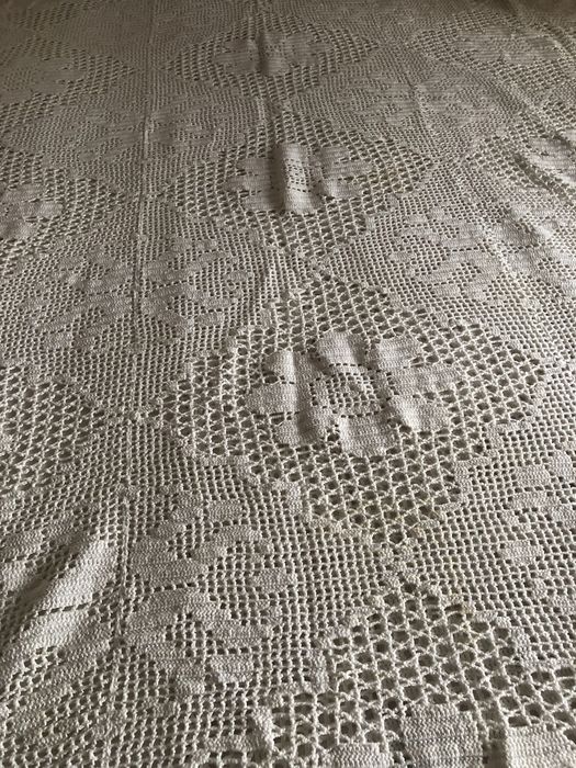 Colchas diferentes em crochet feito á mão e uma com linho