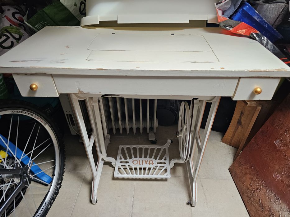 Mesa restaurada com máquina de costura  Oliva