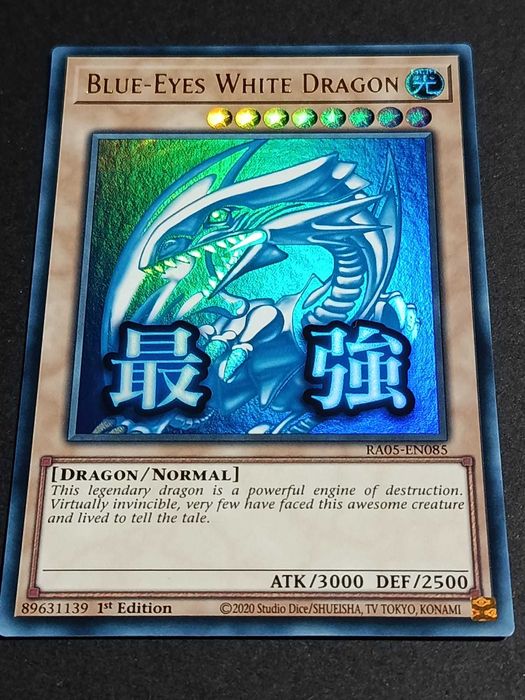 *Novo Set* Yu-Gi-Oh! 1.ª Edição 'Blue-Eyes White Dragon' (V.1 - Stramped Ultra Rare) - RA05-085 - Rarity Collection 5 - Carta de 2026