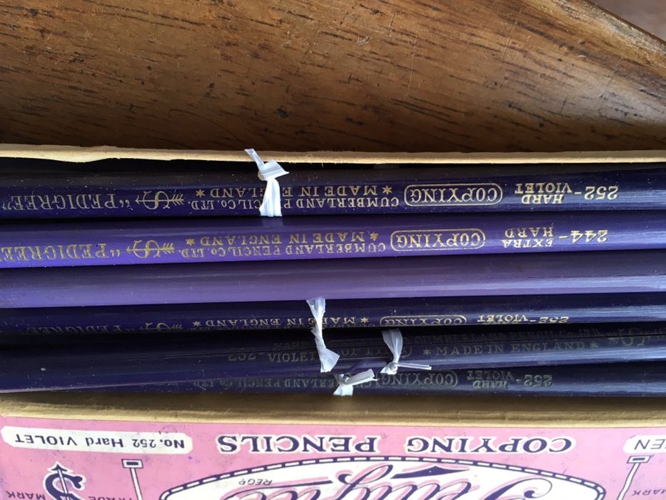 Caixa de lápis muito antiga-ler descrição