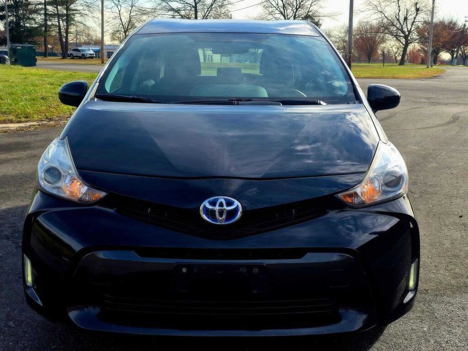 Toyota Prius v      2016