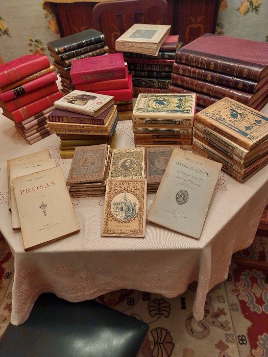 Livros antigos com mais de cem anos