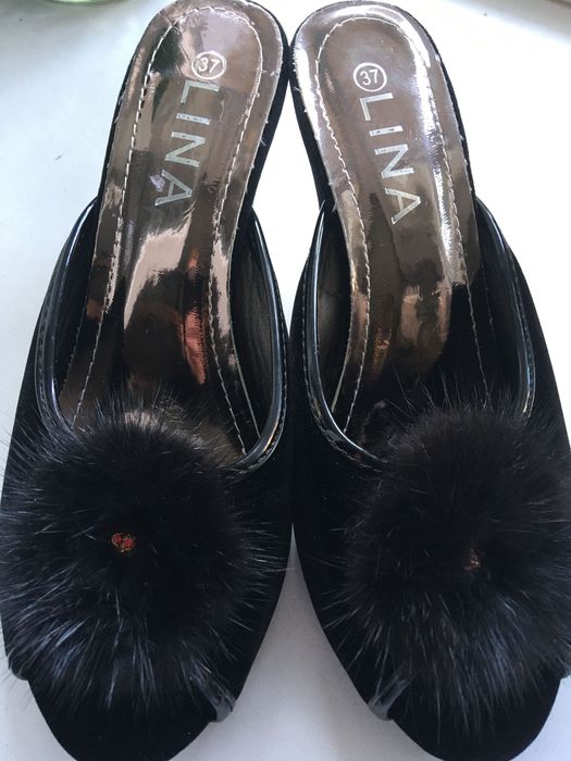 Комнатные тапочки.