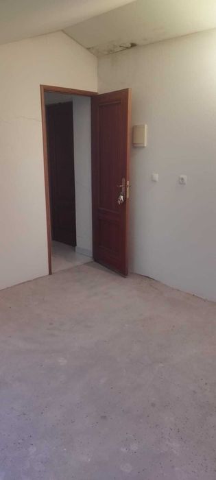 Apartamento T2 com pequena garagem/box privativa e arrecadação