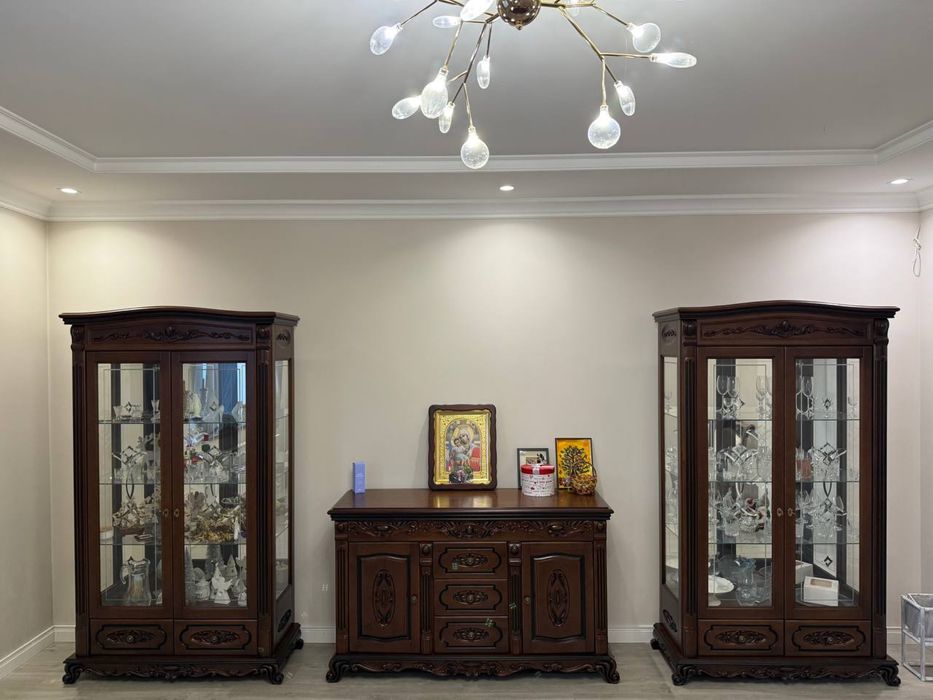 Комлпект для вітальні, вітрина дводверна, комод (меблі від виробника)