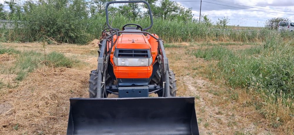 Tratror kubota com carregador frotal e frese