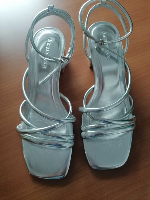 Sandálias stradivarios