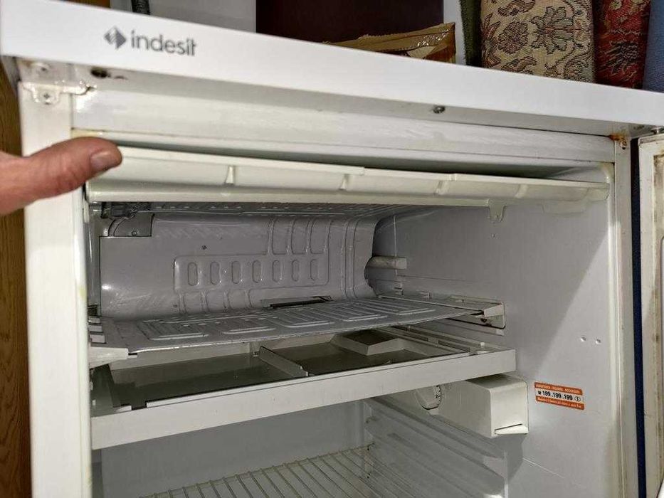 Lodówka Indesit mała na wysokość blatu ( uszkodzona )