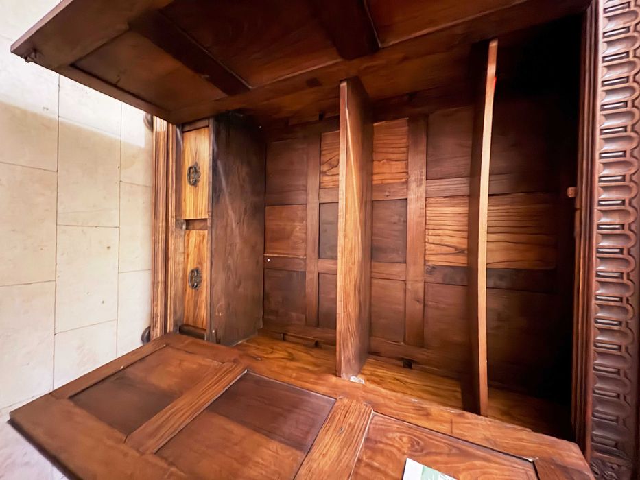 Móvel de arrumação rústico em madeira de castanho maciça