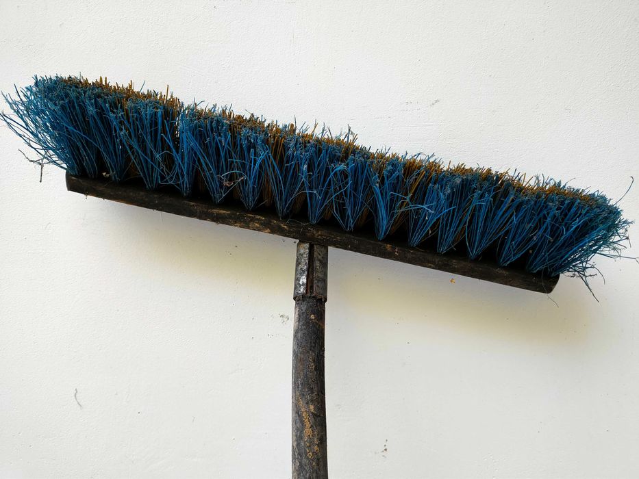 miotła, szczotka, do zamiatania placu, podwórza, chodnika, ulicy