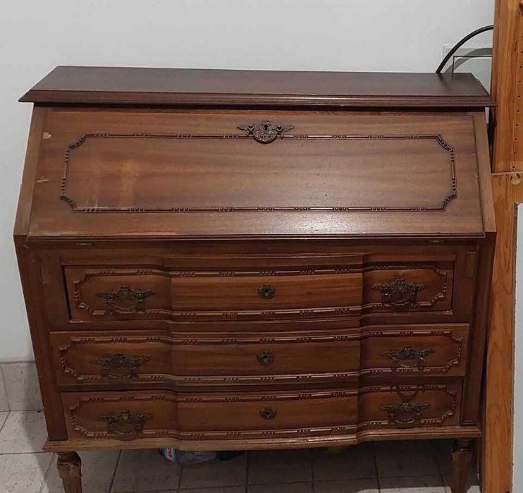 Antique Desk in Good Condition64739988359810122