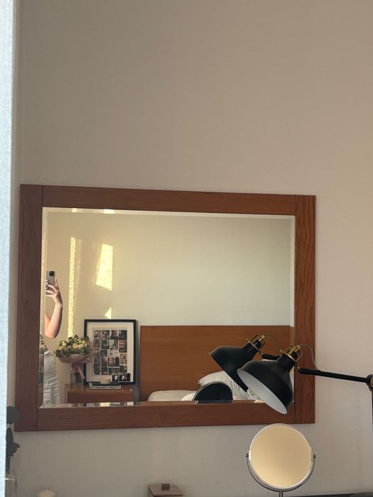 Espelho decorativo com moldura em madeira