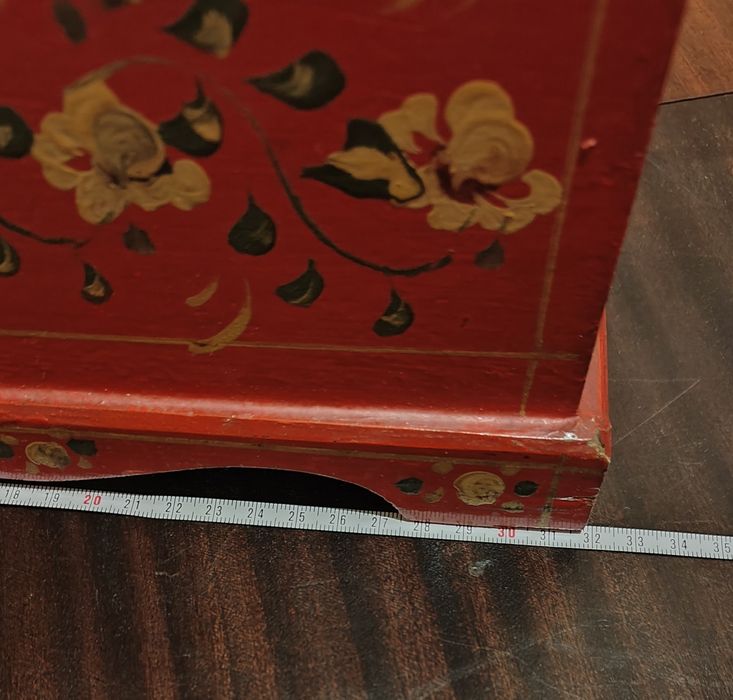 Caixa em madeira pintada à mão.