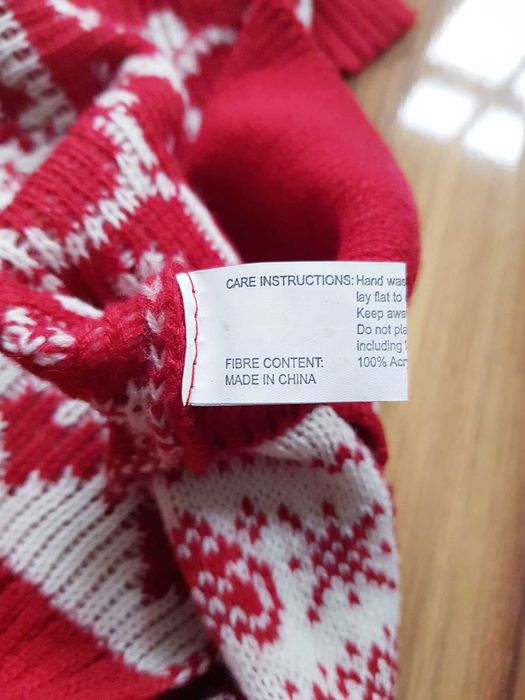 Czerwono biały świąteczny sweter dla psa z pingwinami sercami  L