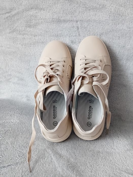 Beżowe sneakersy damskie.