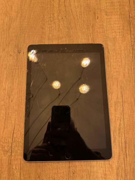 Ipad (6gen) 100%sprawny szklo pekniete