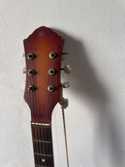 Stara gitara.