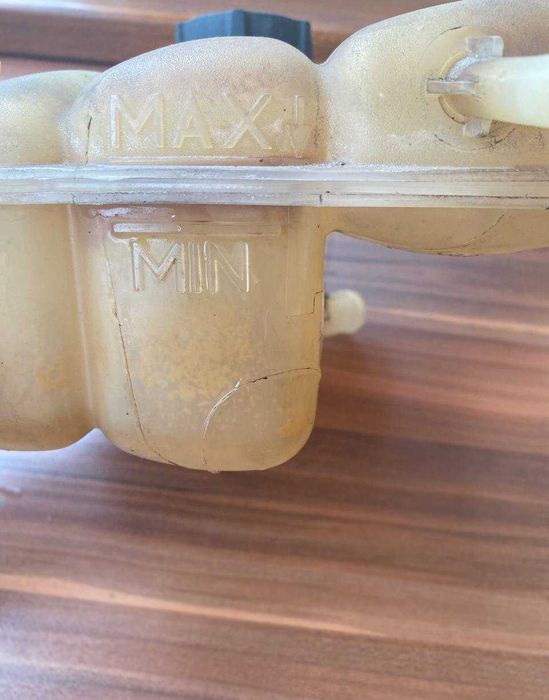 Расширительный бачок системы охлаждения автомобиля Ford Kuga 2010