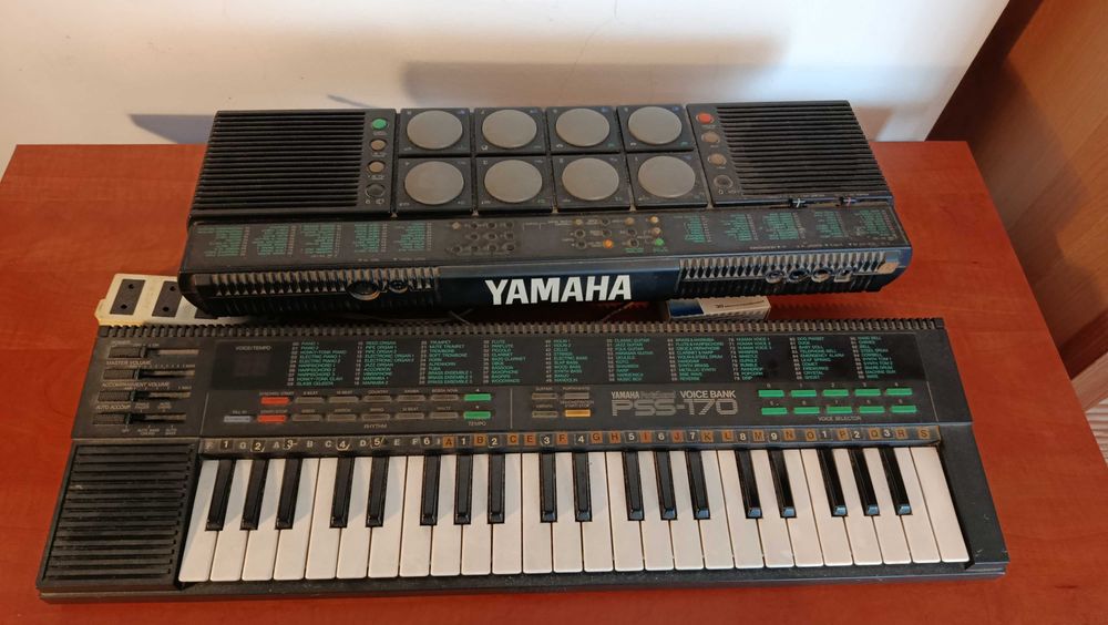 Equipamento Yamaha de Precursão, piano e coluna de som