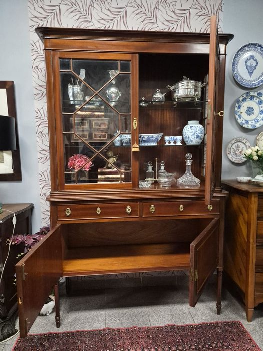 Cristaleira Clássica em Mogno - Elegância e Sofisticacão Atemporal.