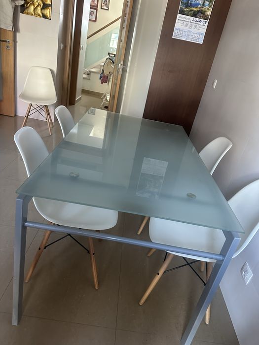 Mesa de vidro e 4 cadeiras