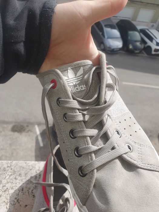 Par de ténis 2 adidas