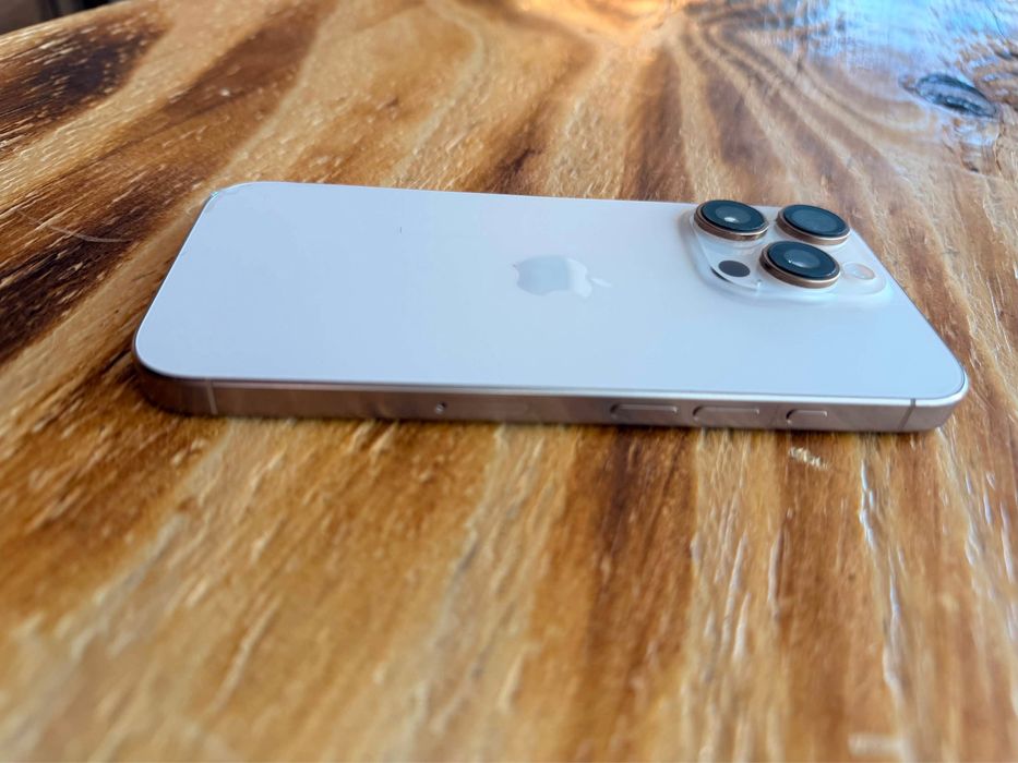 Iphone 16 pro dourado