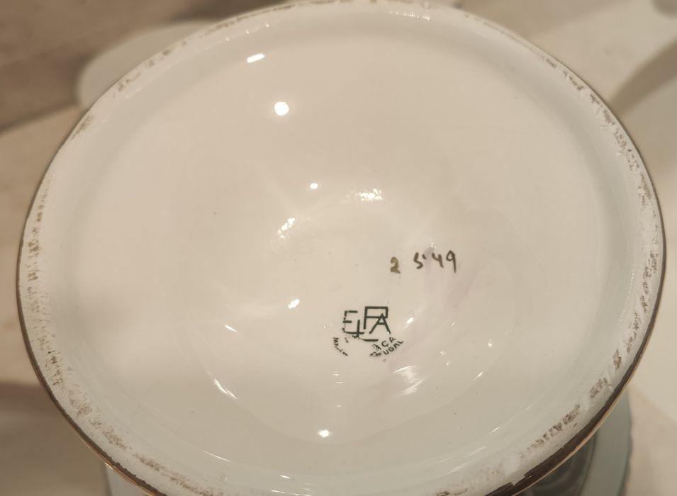 Conjunto de jarras pintadas à mão