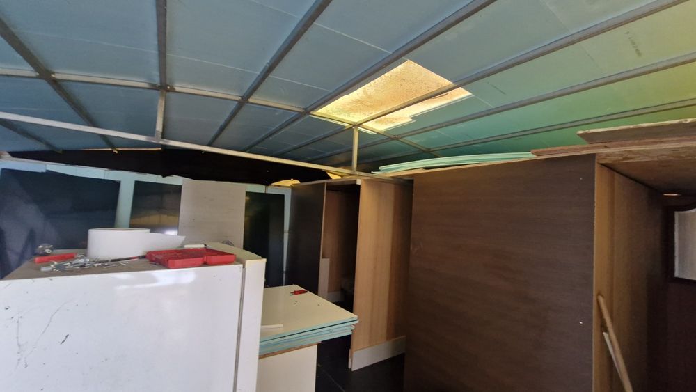 Tenda em estrutura em tubo desmontável.