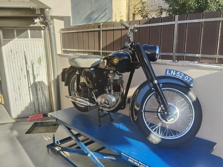 Mota clássica BSA C15 com restauro completo
