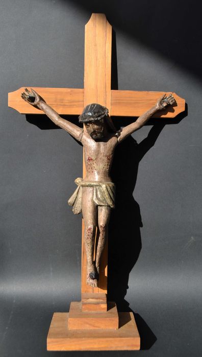 Crucifixo. Cristo em madeira.