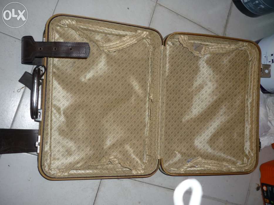 Mala de viagem antiga em bom estado