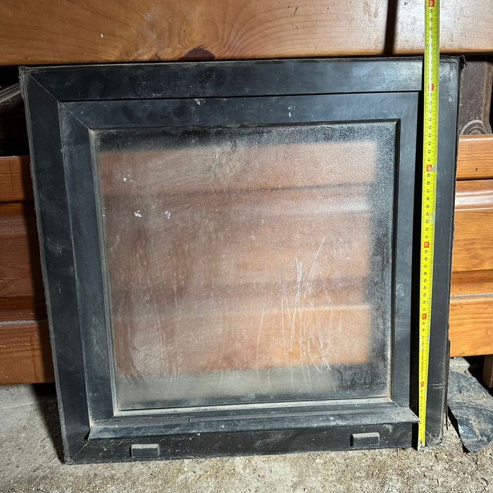 Janela casa de banho ou despensa