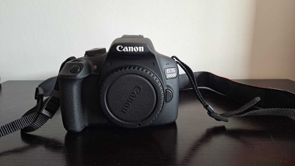 Câmara Canon EOS 2000D