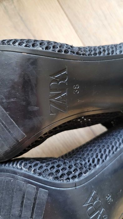 Czarne ażurowe botki Zara z siateczki, na obcasie roz. 38