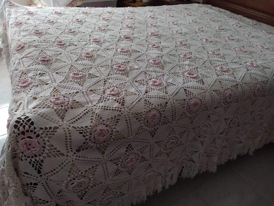 Colcha cama casal em renda feita à mão 2,40m x 2,25m