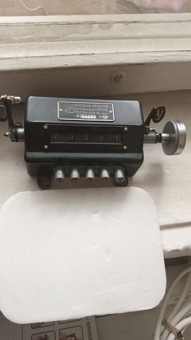 Электродвигатель может применяться в кассетных магнитофонах.