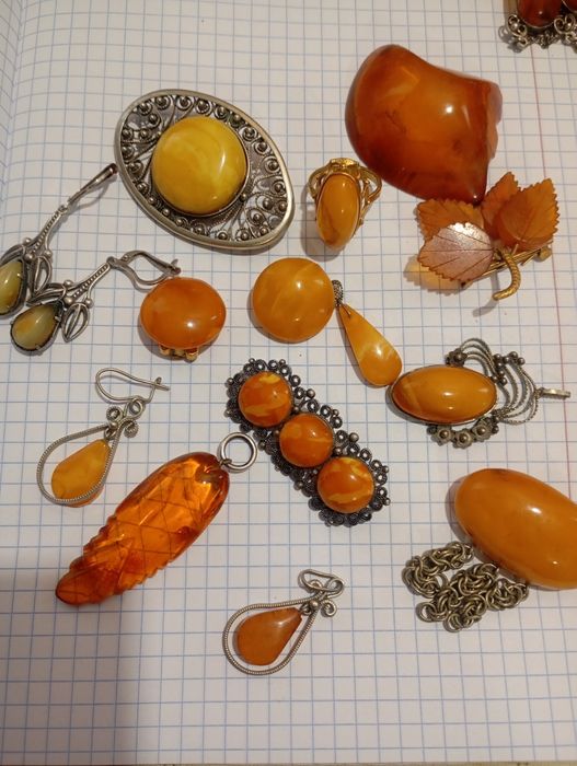 Янтарь, серебро и мельхиор с янтарем броши серьги кулоны