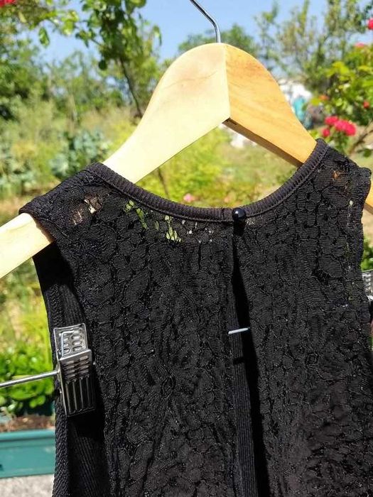 Top Preto de Costas Abertas com Renda e Botão