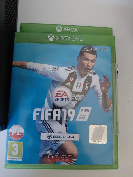 Xbox One + 2 pady + UFC 4 + FIFA 19
