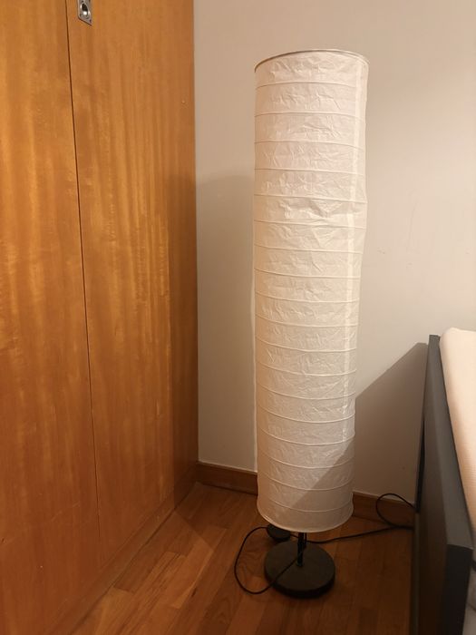 Candeeiro de Pé Alto IKEA (Estilo HOLMÖ) – Como Novo