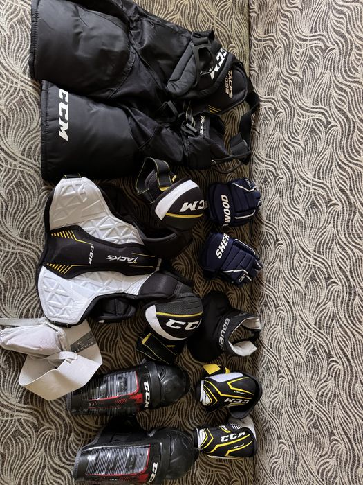 Дитяча хокейна форма JR б/у стан нових шолом, шорти , захист , ковзани