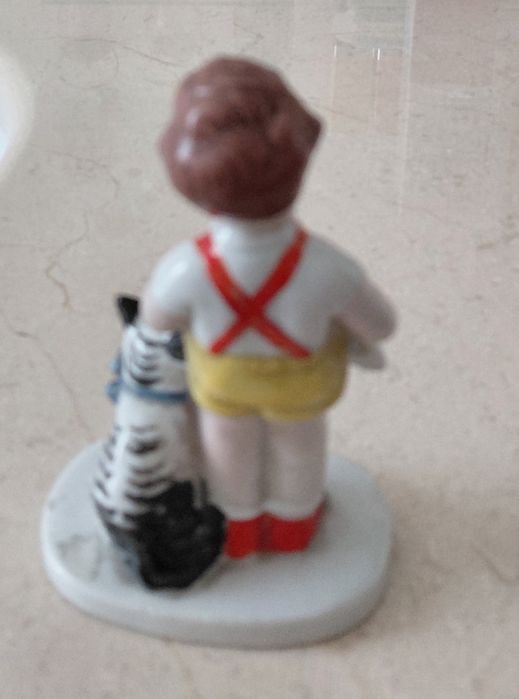 Rapaz e gato porcelana