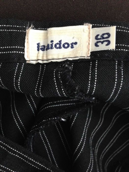 Três calças pretas e castanhas