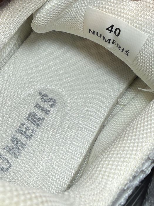 Białe sneakersy numeriś